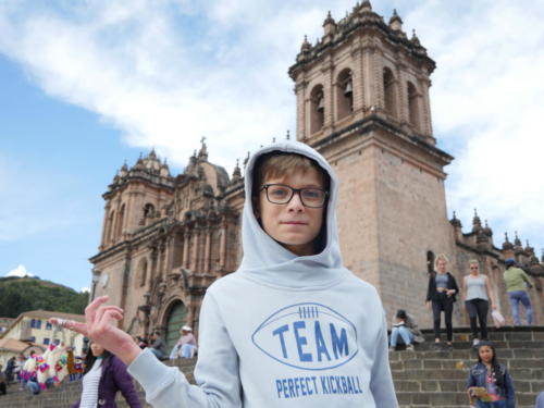Louis devant la Cathédrale de Cusco