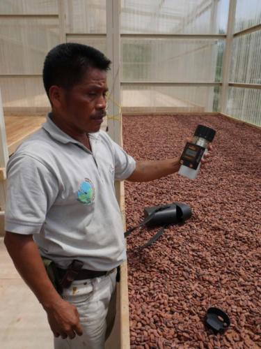 Luis mesure l'humidité du cacao, Apodip